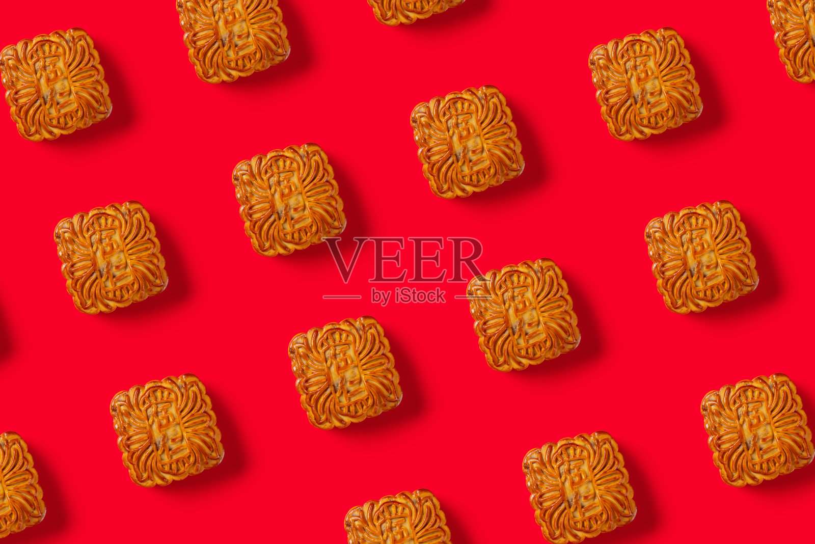 中英文翻译五仁顶观传统月饼上红色排列无标志或商标照片摄影图片