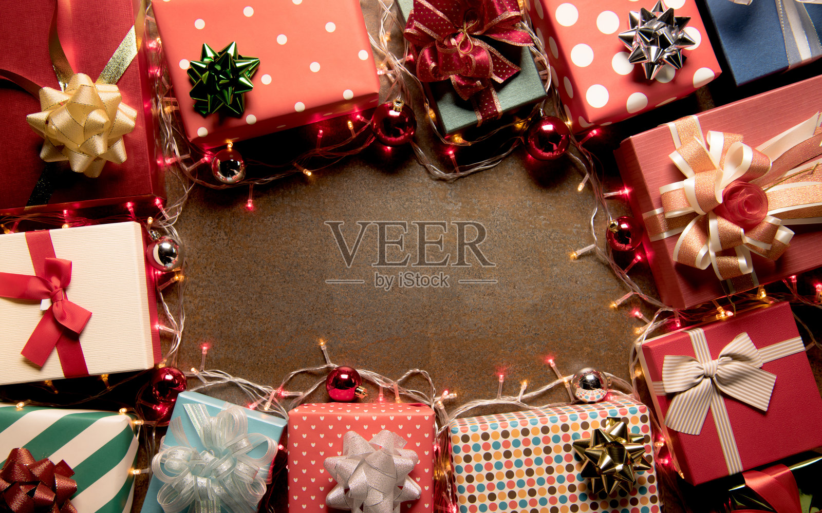 圣诞装饰灯和礼物盒在木制背景顶视图与框架，礼物和节日圣诞装饰的拷贝空间照片摄影图片