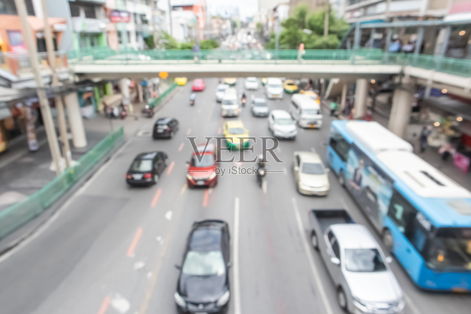 模糊，交通在曼谷的道路上，城市景观背景照片摄影图片