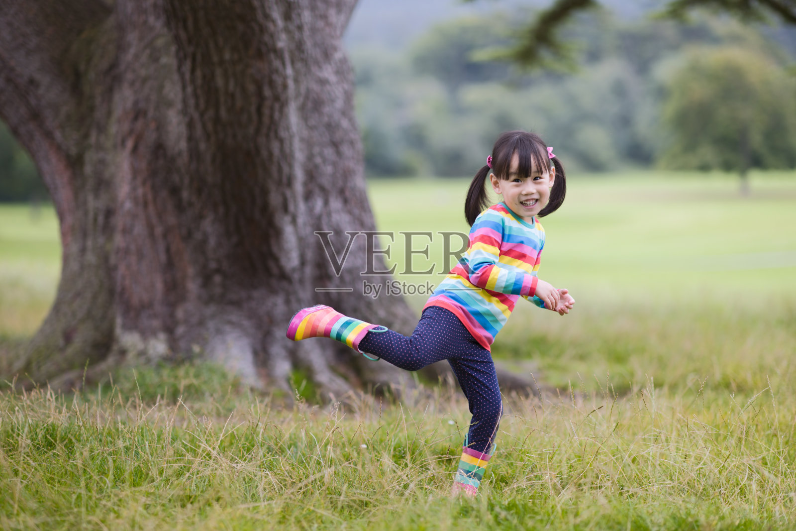 小女孩在夏天的森林公园里玩耍照片摄影图片