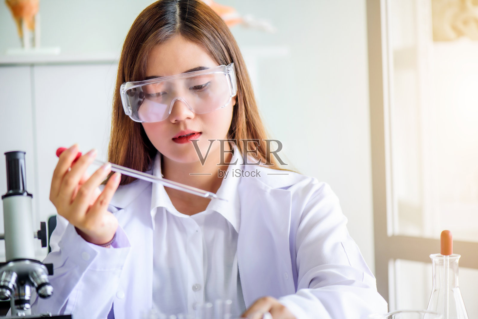有吸引力的年轻亚洲科学家女性实验室技术员助理分析样品在实验室试管。医学、制药和科研开发理念。照片摄影图片