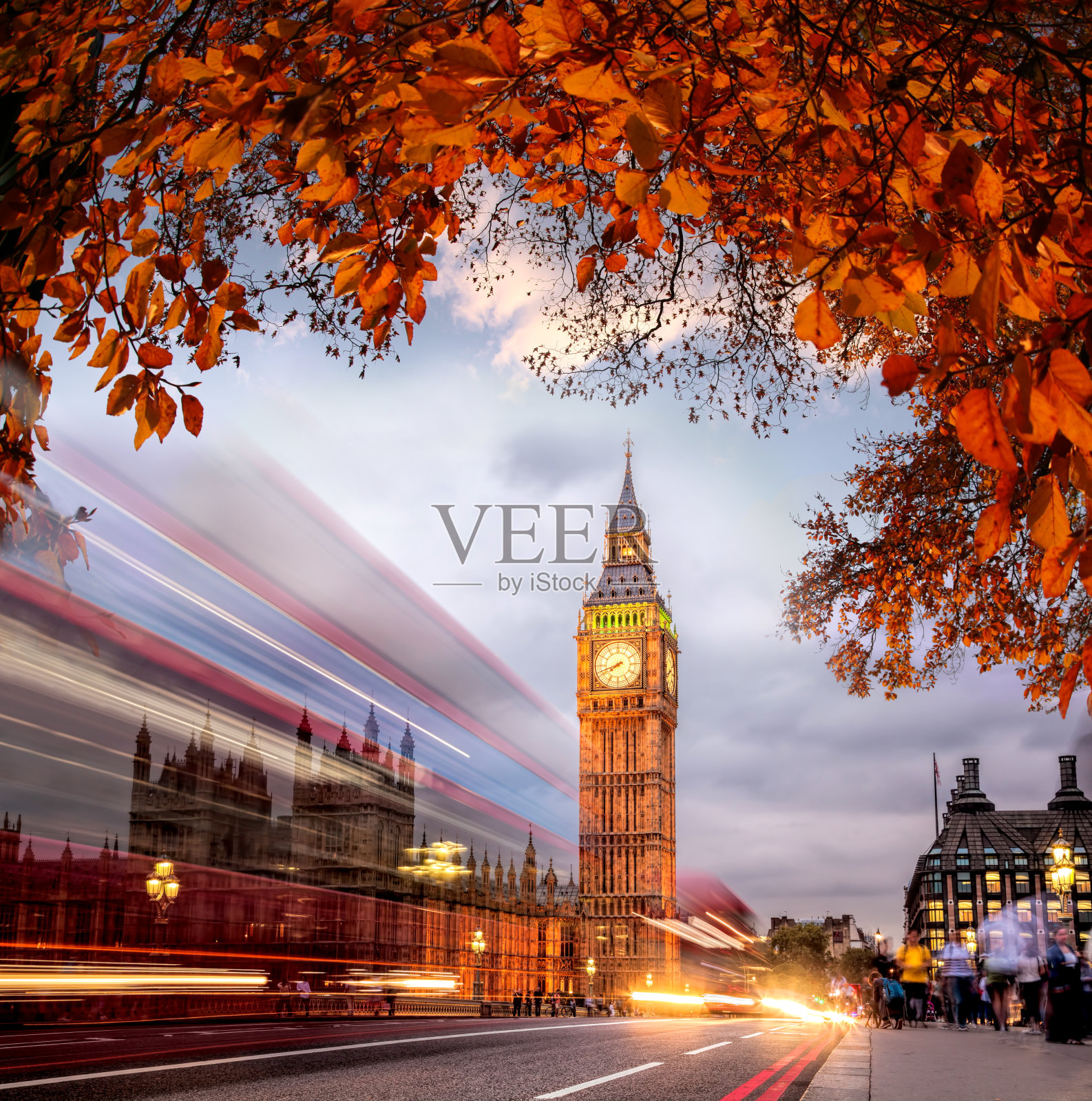 在英国伦敦，夜晚的交通堵塞与秋叶对着大本钟照片摄影图片