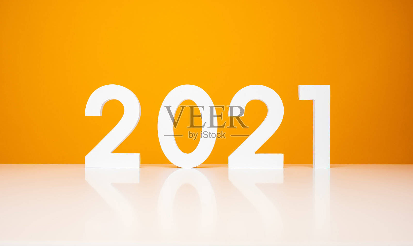 新年快乐2021白色桌子和黄色背景颜色的模型。庆祝新年主题概念。照片摄影图片