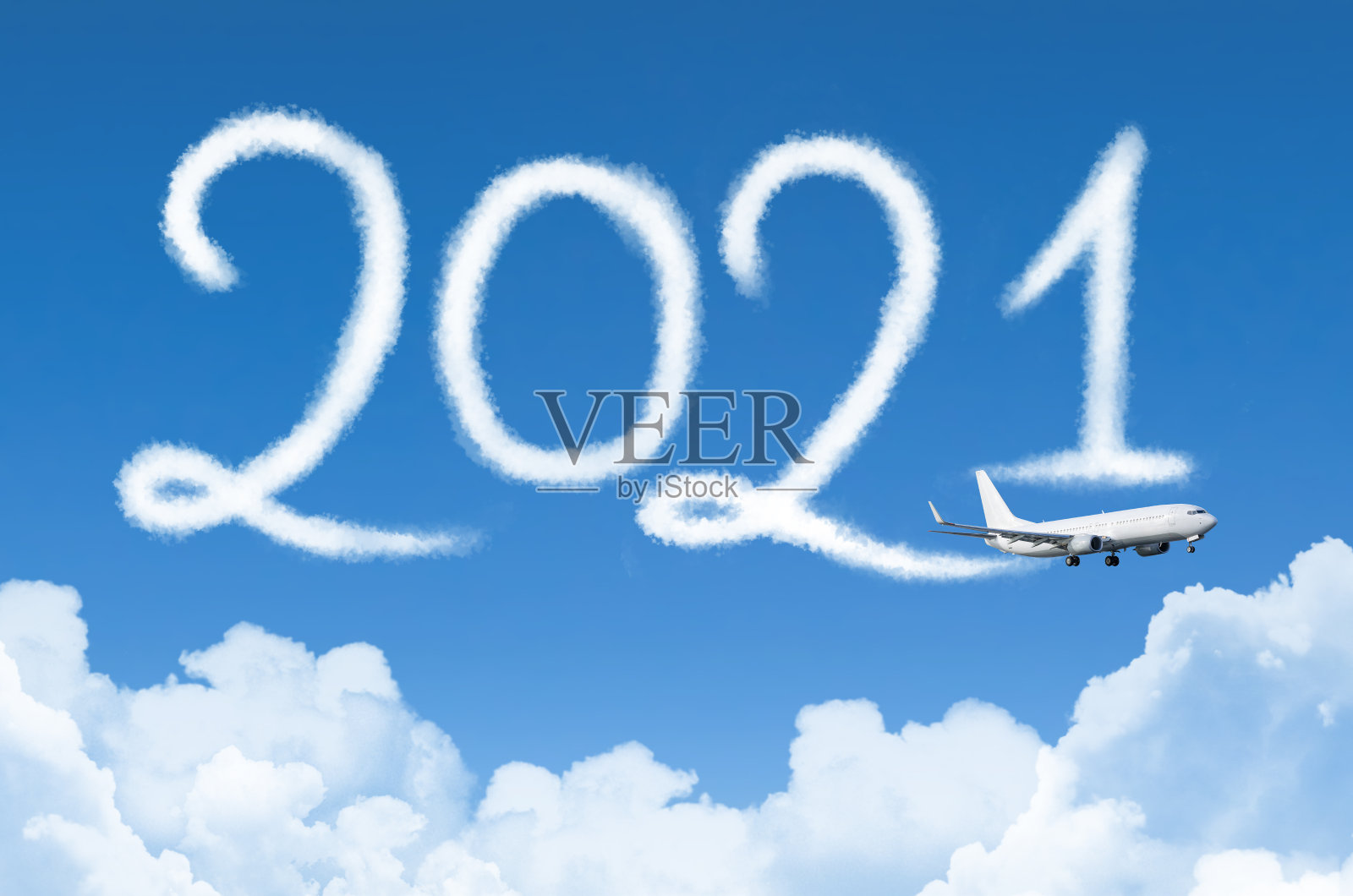 新年快乐2021概念旅行的背景下的云景观。在空中被客机的蒸汽尾迹牵引。照片摄影图片