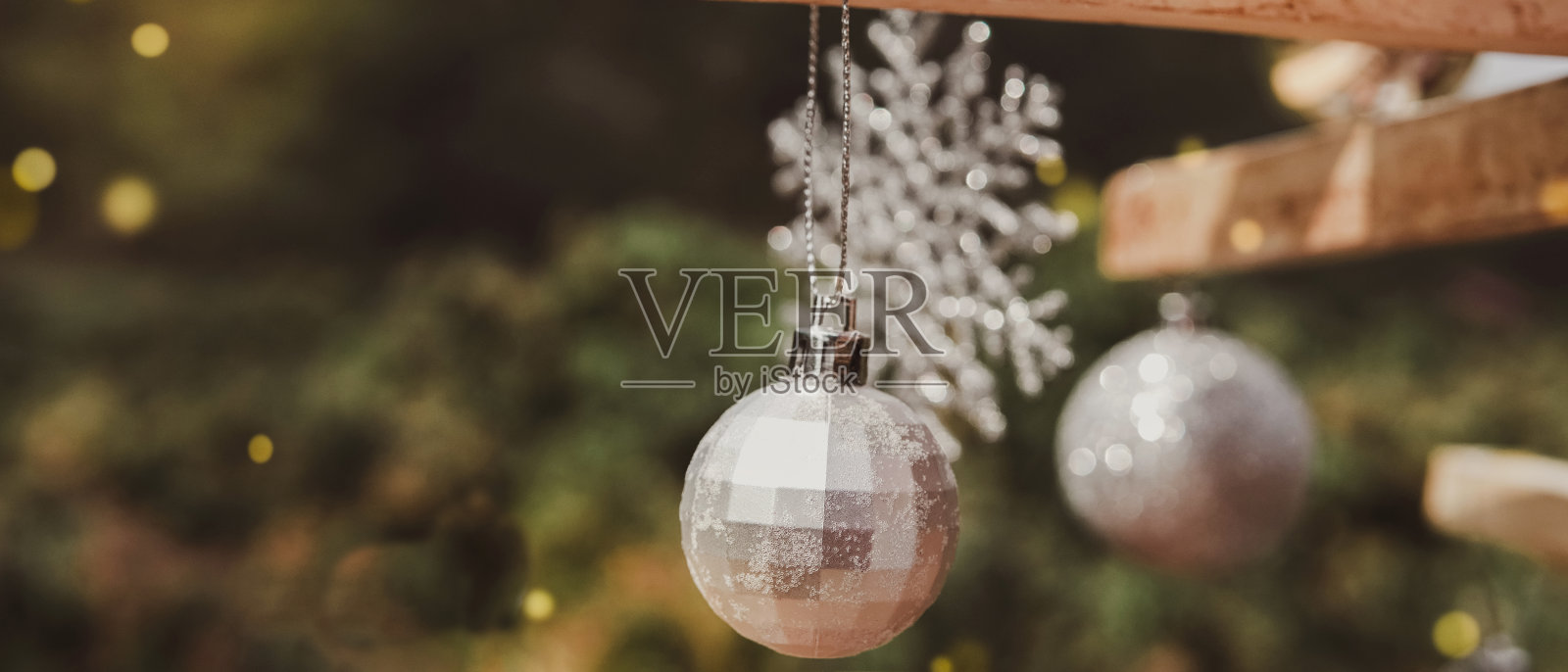圣诞装饰银球，生态可重复使用的乡村树，节日背景照片摄影图片