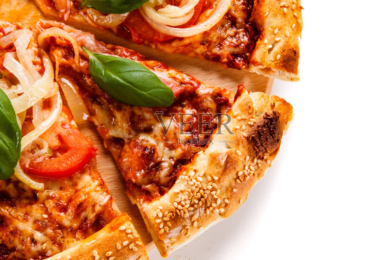 切片披萨与意大利辣香肠和蔬菜在白色背景照片摄影图片