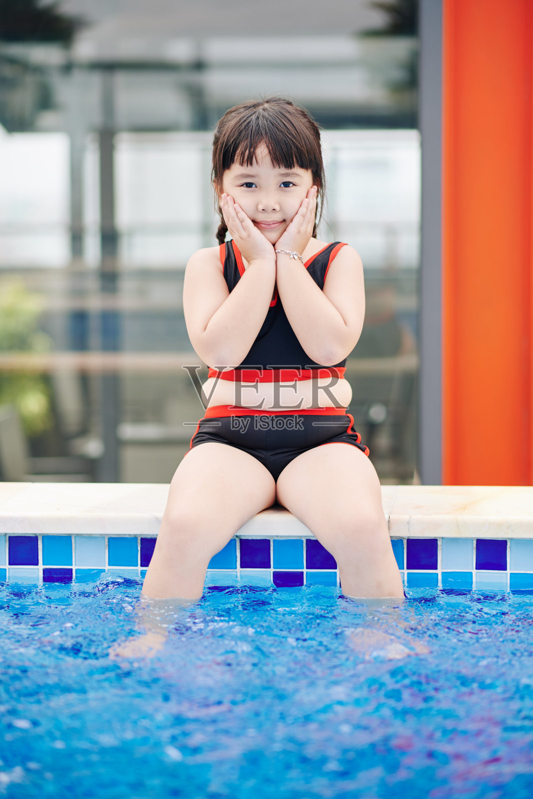 小女孩在游泳池里照片摄影图片