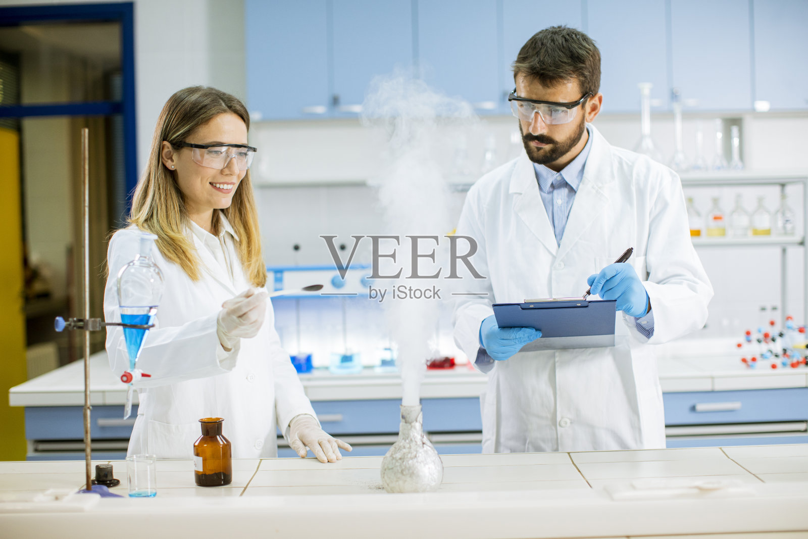 研究人员在化学实验室的桌子上用烟做实验照片摄影图片