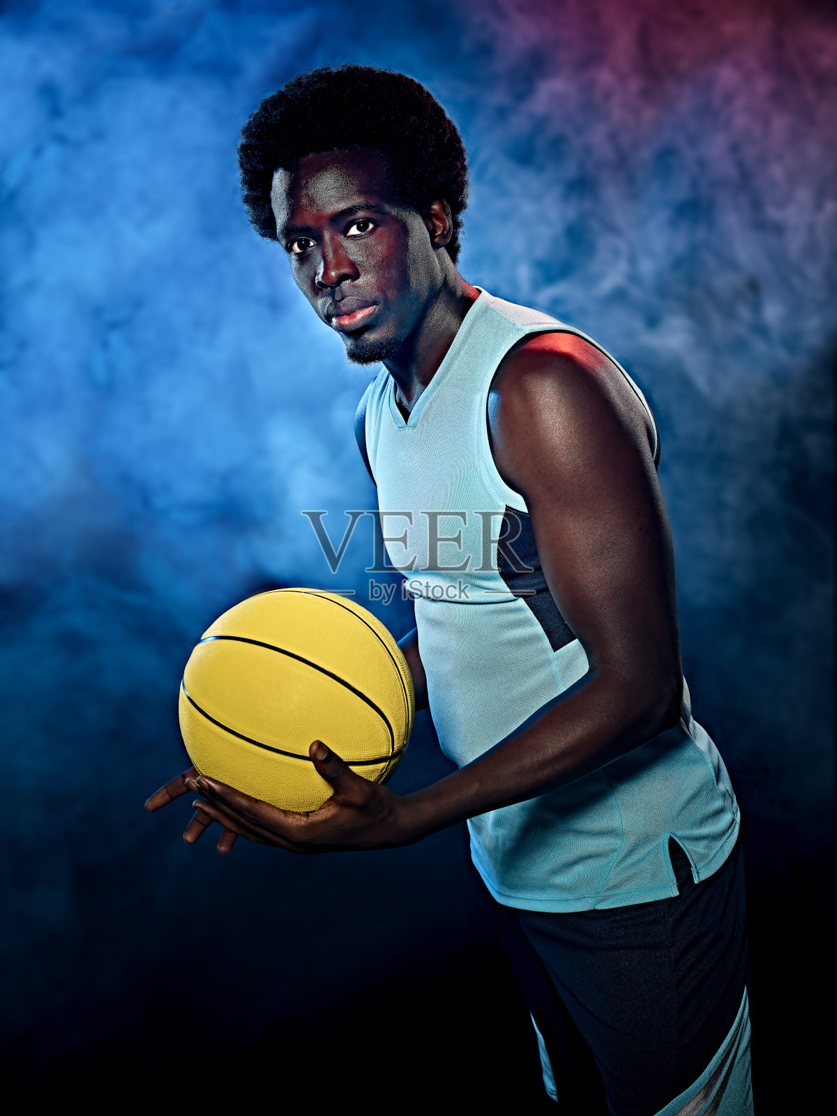 年轻的非洲篮球运动员孤立的黑人背景照片摄影图片