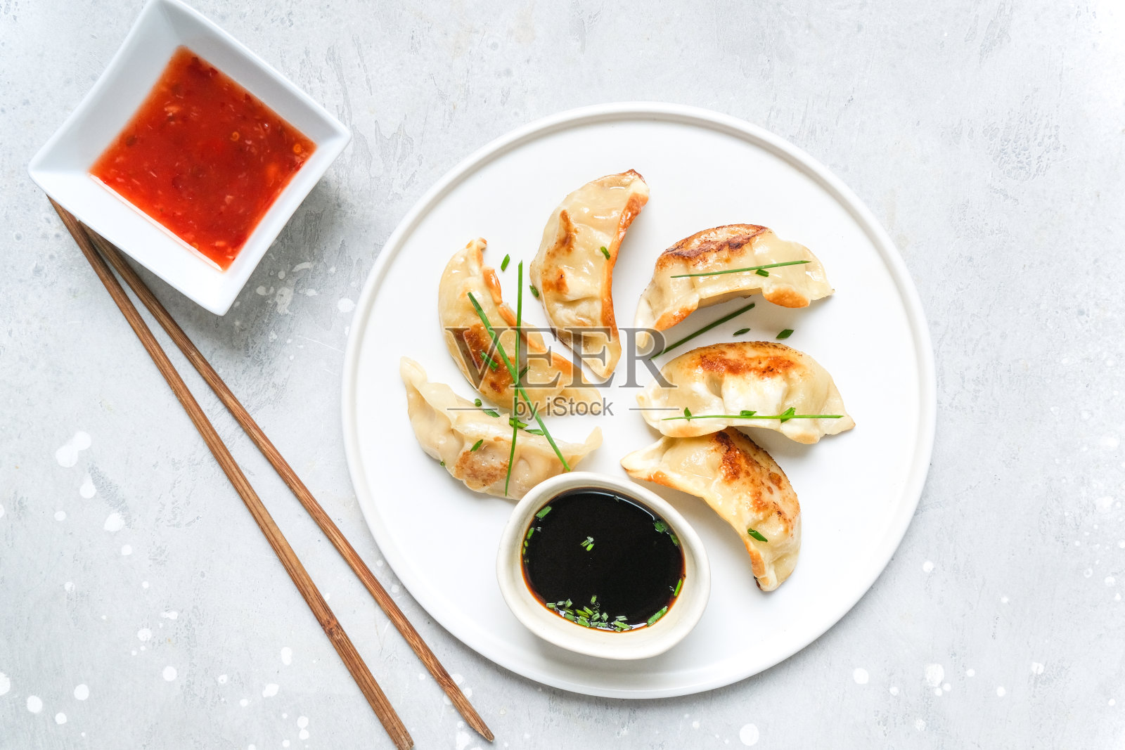 饺子是用猪肉和蔬菜做成的饺子照片摄影图片