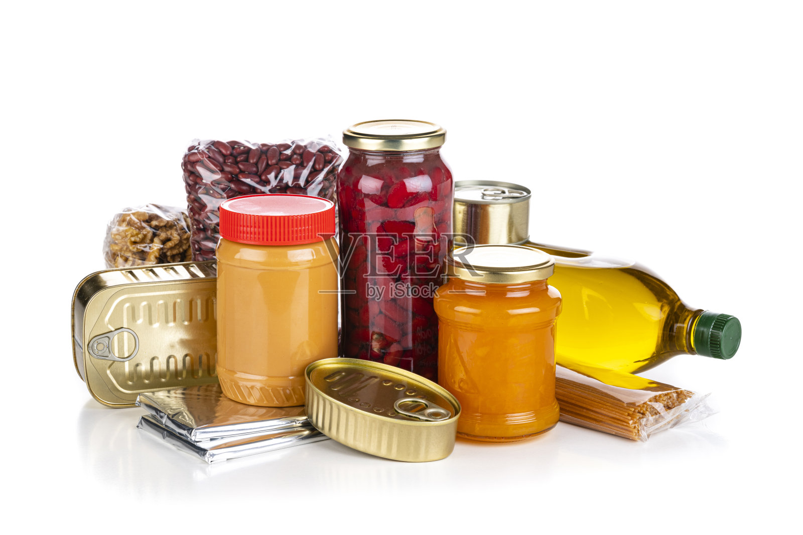 不易腐坏的食品:白色背景上的罐头食品、保存物、酱料和油。本空间照片摄影图片