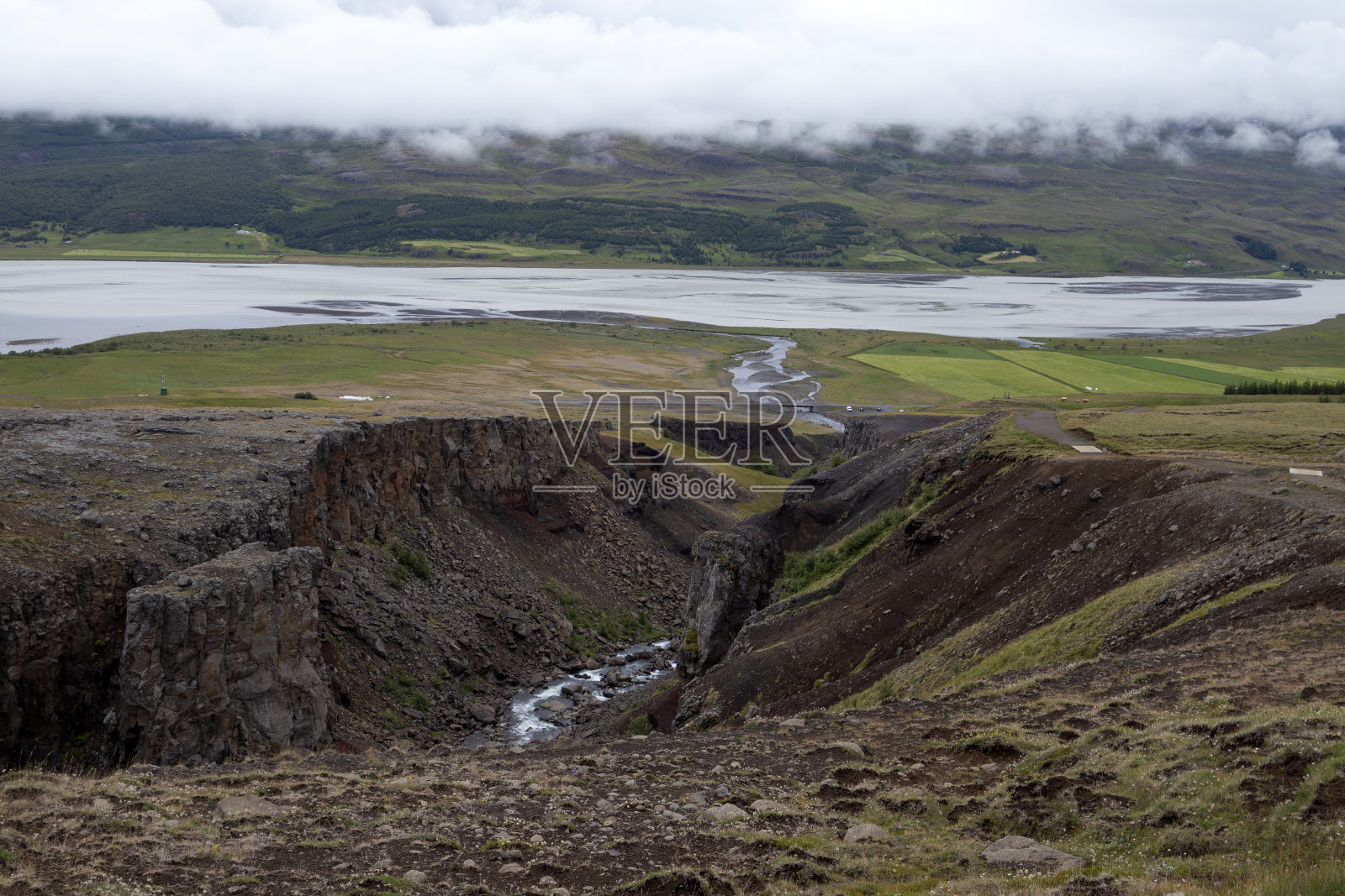 从山谷和Lagarfljot湖的山顶上观看。地点:Hengifoss徒步旅行路线，冰岛东部。照片摄影图片