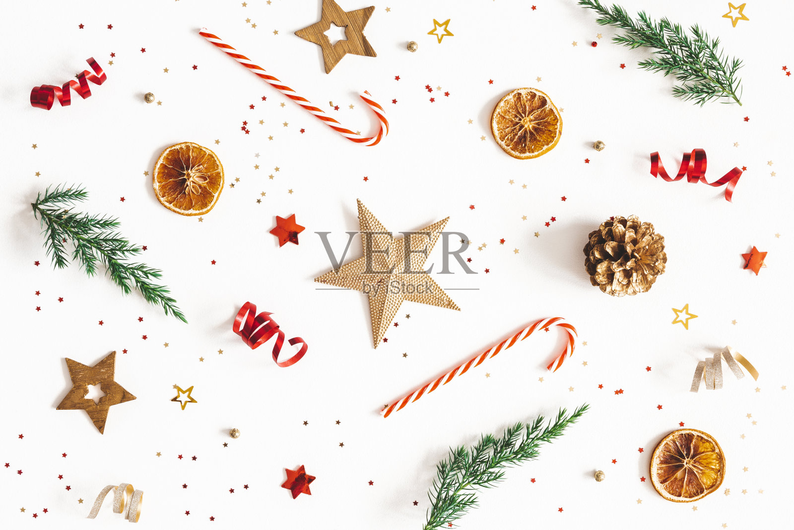 圣诞组成。冷杉树枝上，金色和红色的装饰在白色的背景上。圣诞节，冬天，新年的概念。平躺，俯视图照片摄影图片