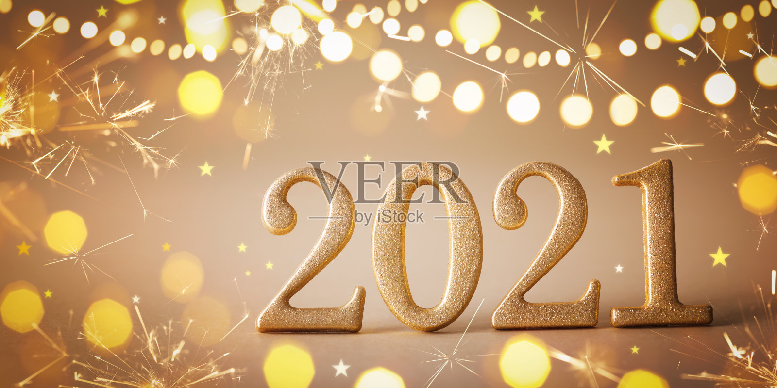 新年庆祝背景用金色数字2021和圣诞装饰灯和闪闪发光。照片摄影图片