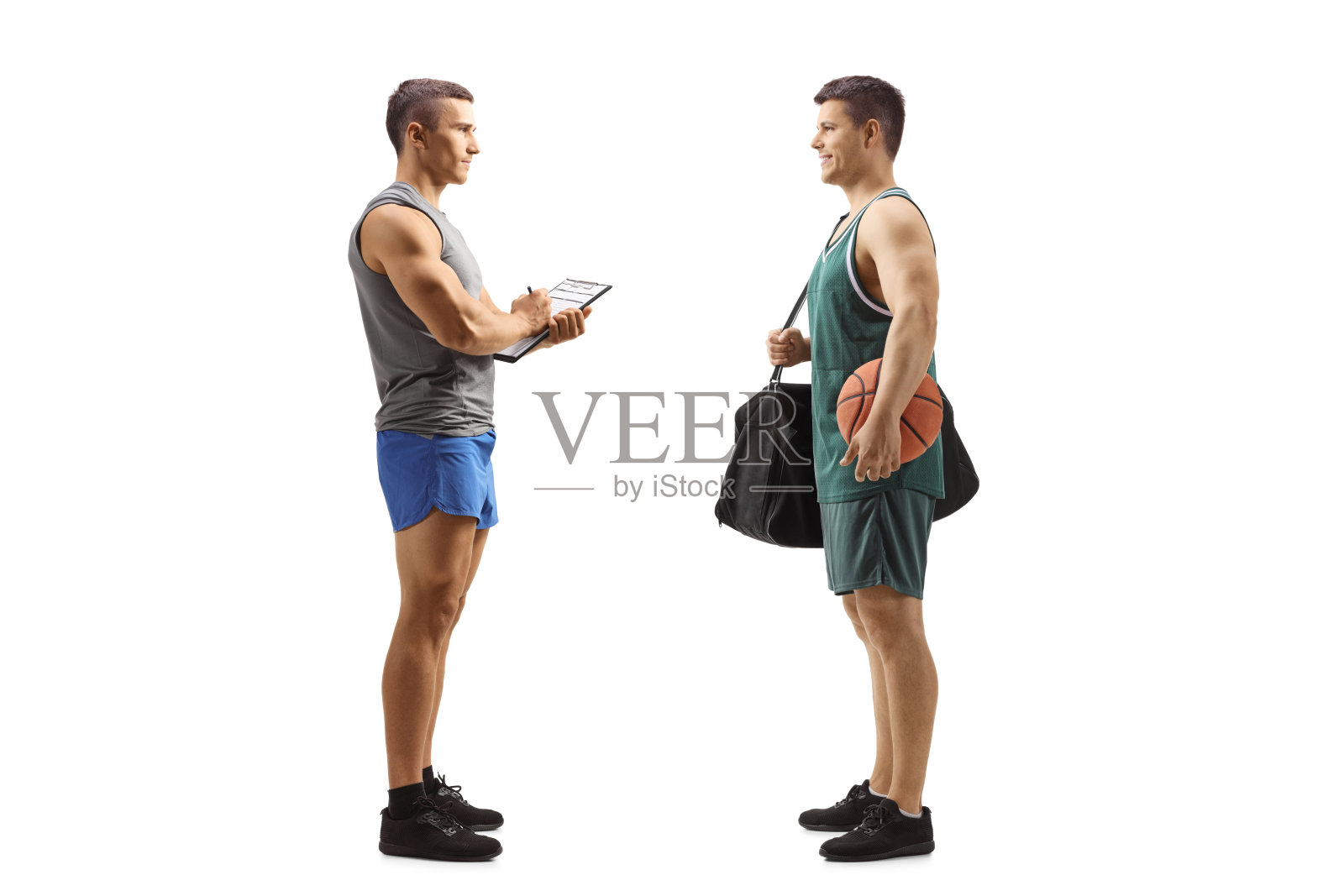 一个教练和一个篮球运动员谈话的完整的侧面照片照片摄影图片