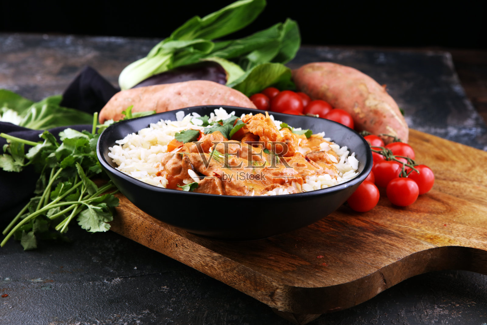 麻辣咖喱鸡肉，配米饭和印度烤饼。印度的食物照片摄影图片