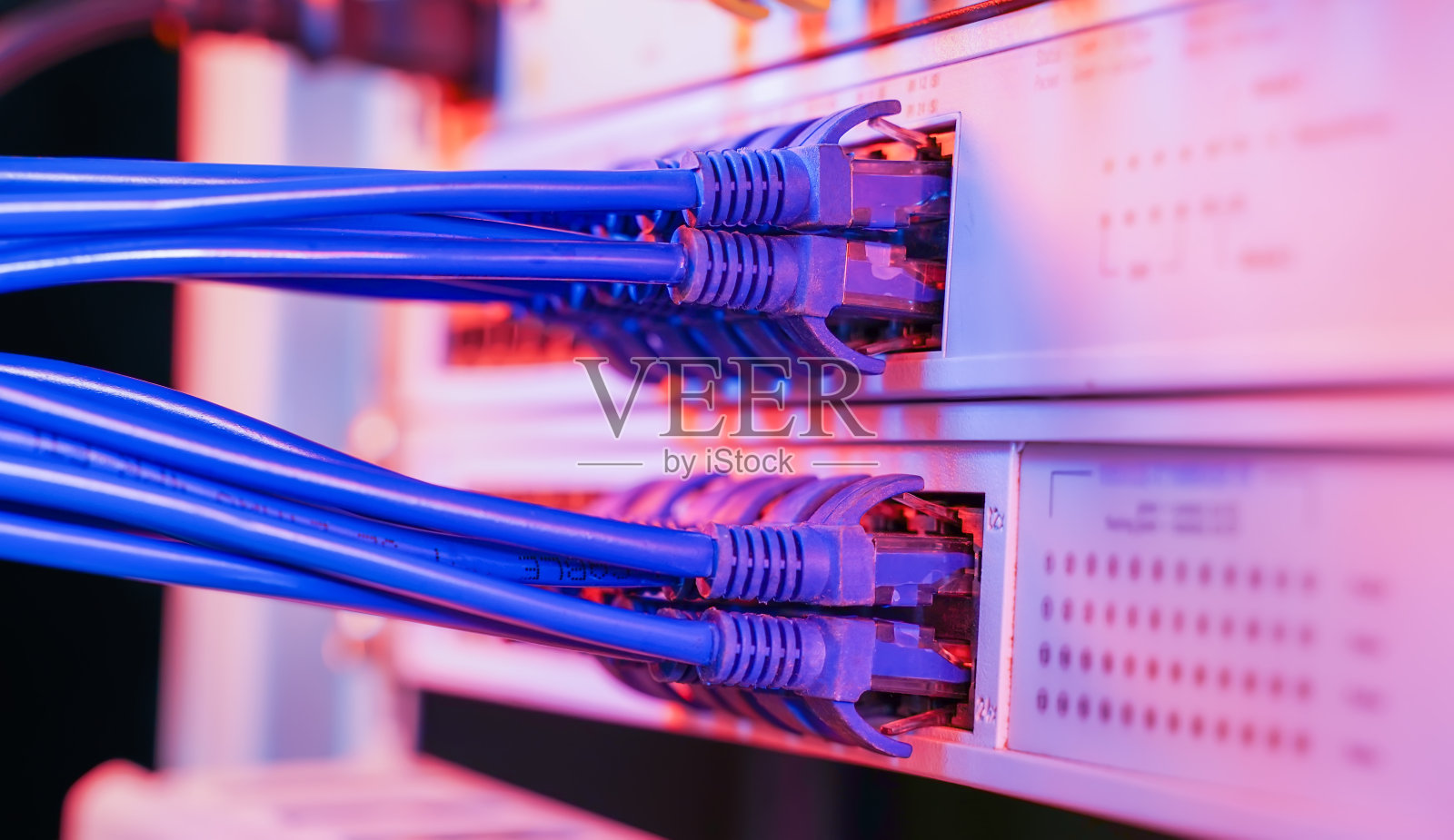 信息技术计算机网络，通信以太网电缆连接到交换机。照片摄影图片