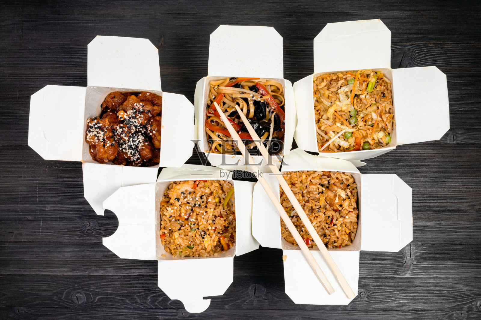 俯视图中式快餐在一次性盒子照片摄影图片