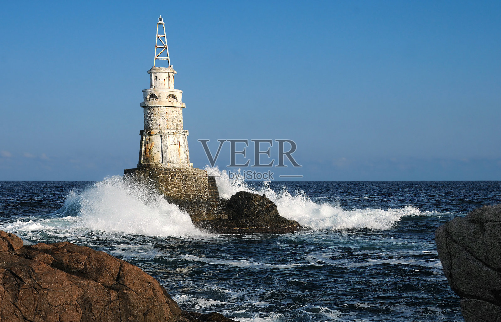小小的灯塔和汹涌的大海照片摄影图片