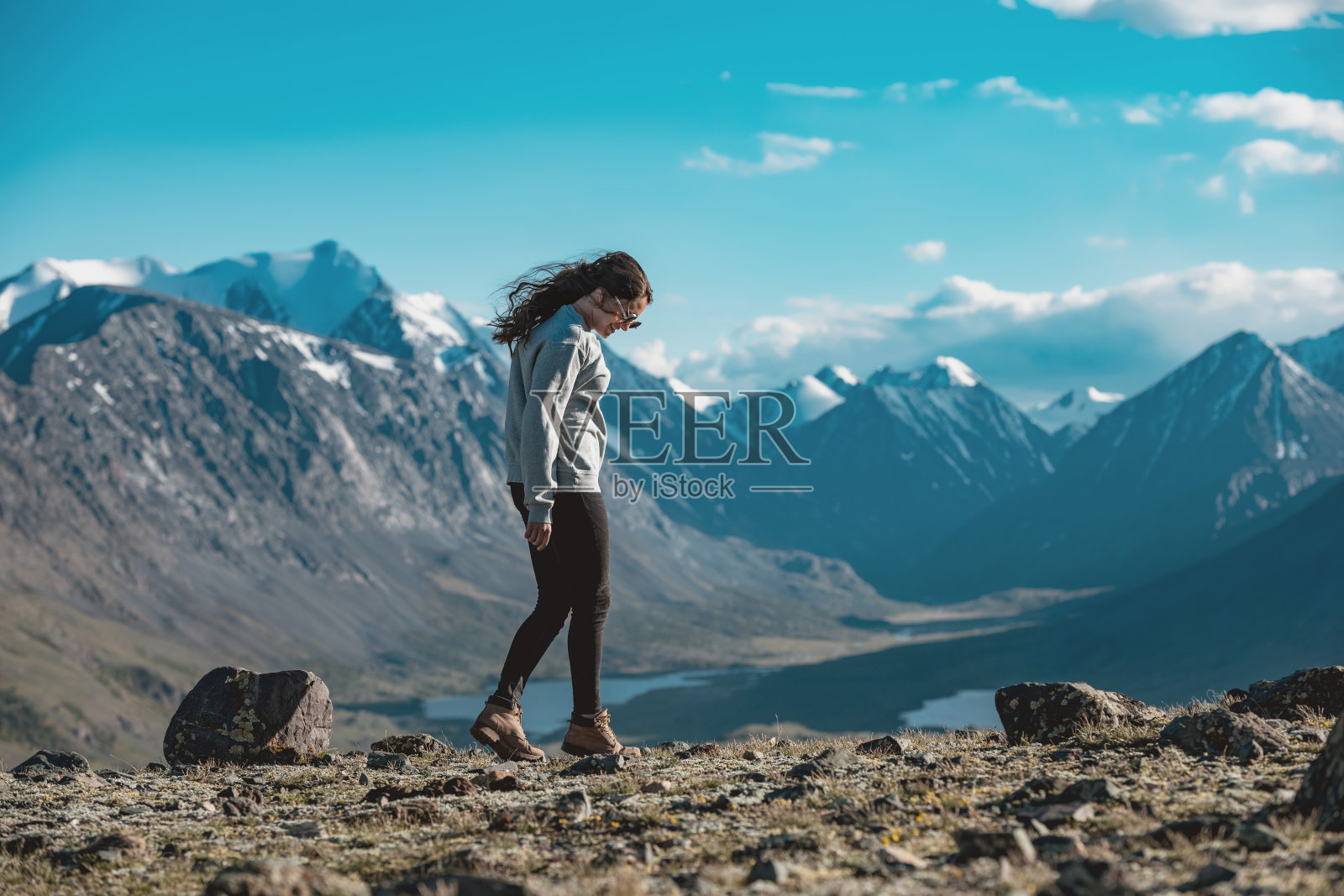美丽的运动女孩在山上散步照片摄影图片