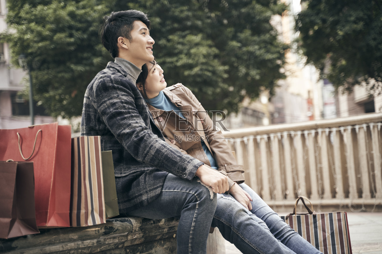 年轻的亚洲夫妇在城市购物时在户外休息照片摄影图片