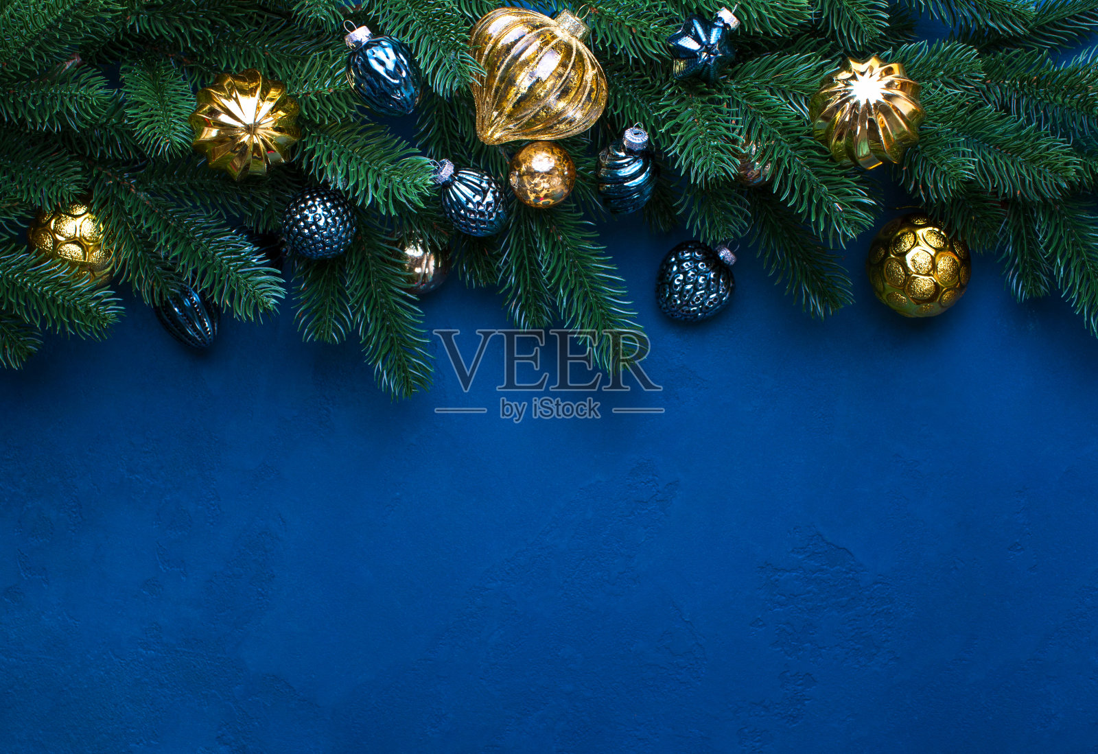 深蓝色的圣诞背景与副本空间的问候文本照片摄影图片