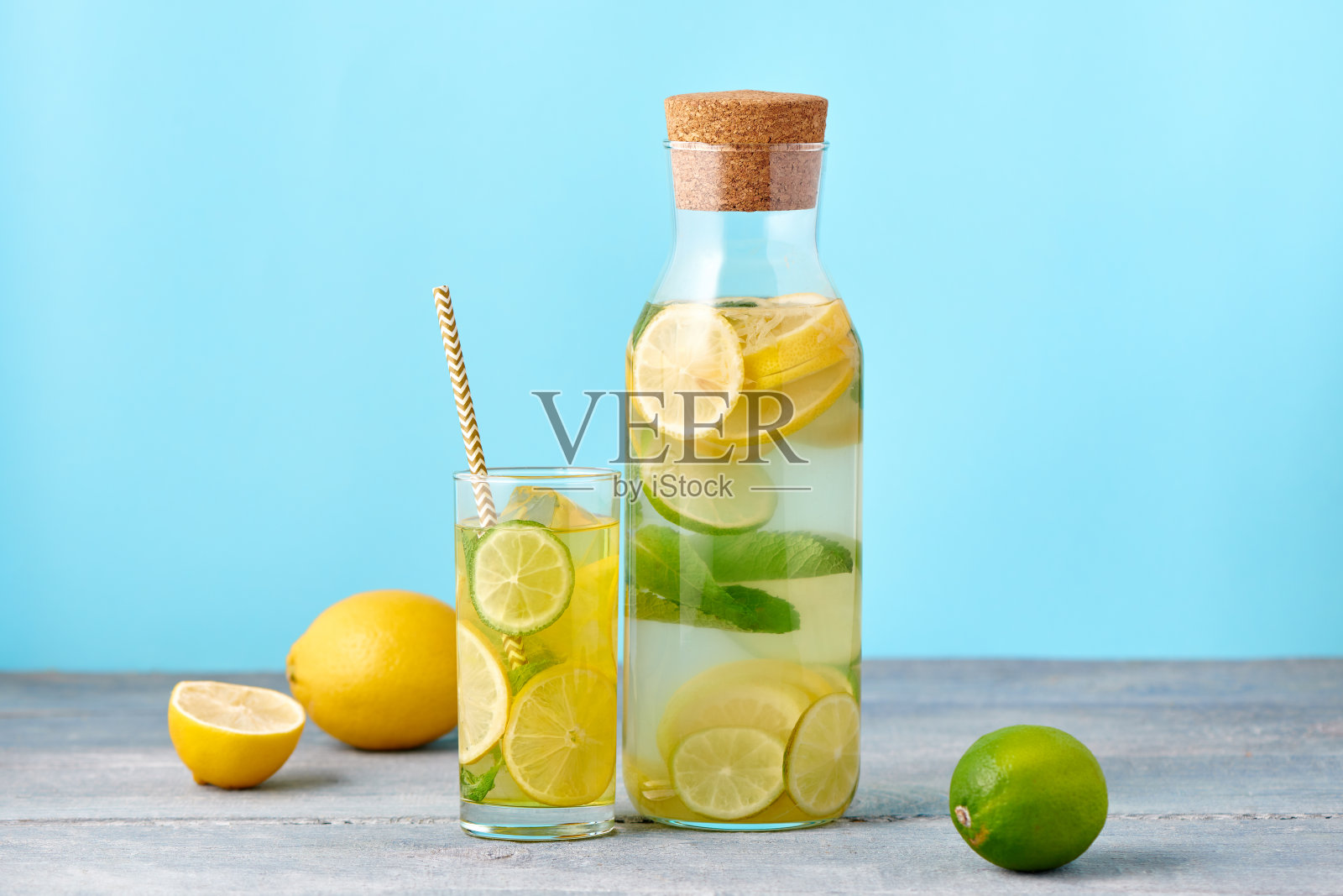 新鲜的自制柠檬水，柠檬和薄荷杯，纸吸管和瓶子照片摄影图片