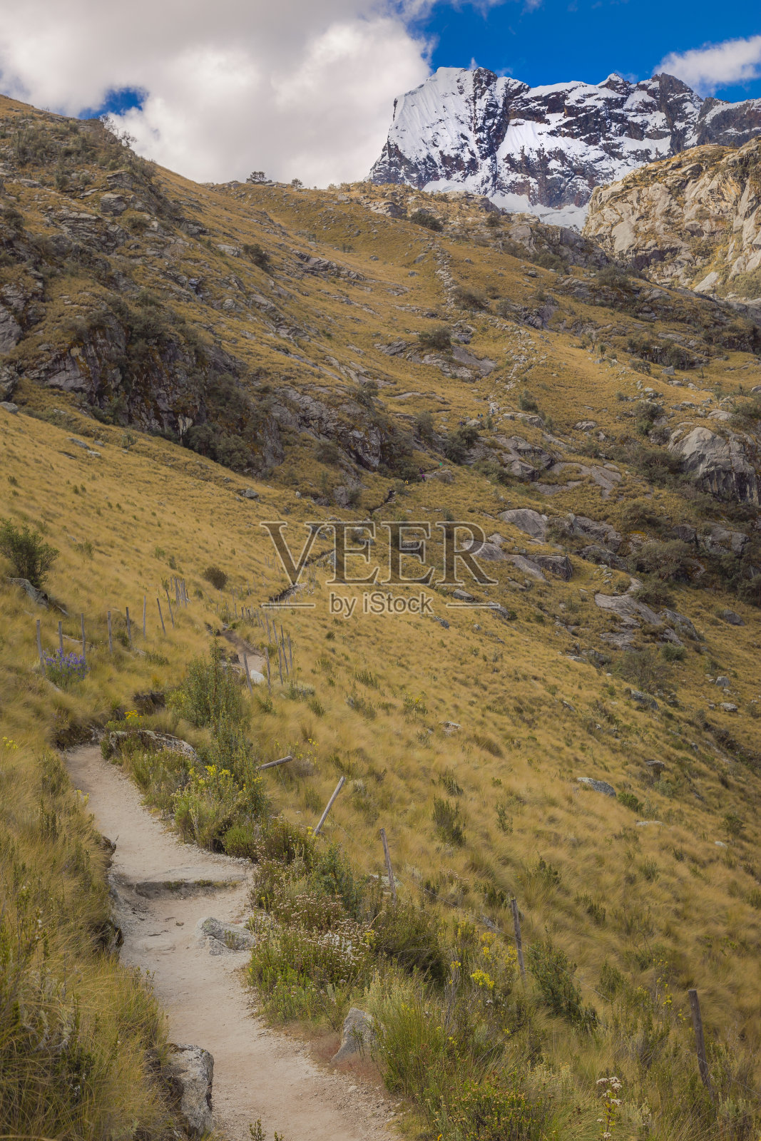 布兰卡山脉的风景:秘鲁安第斯山脉附近的Churup徒步小径照片摄影图片