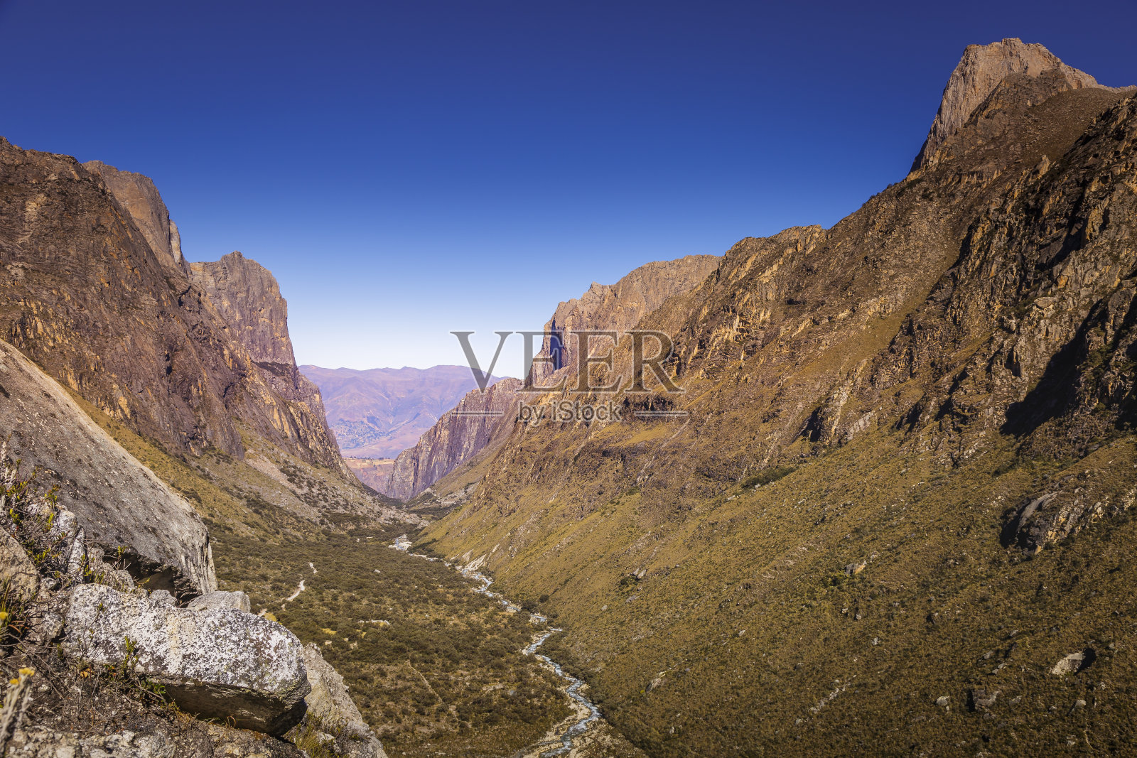 秘鲁安第斯山脉附近戏剧性的尼格拉河谷和河流景观照片摄影图片
