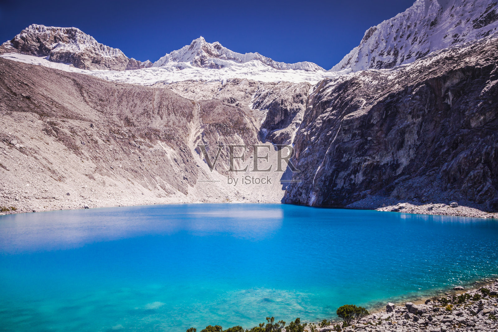 位于白雪皑皑的秘鲁安第斯山脉的69号蓝绿色拉古那岛——秘鲁的Ancash照片摄影图片