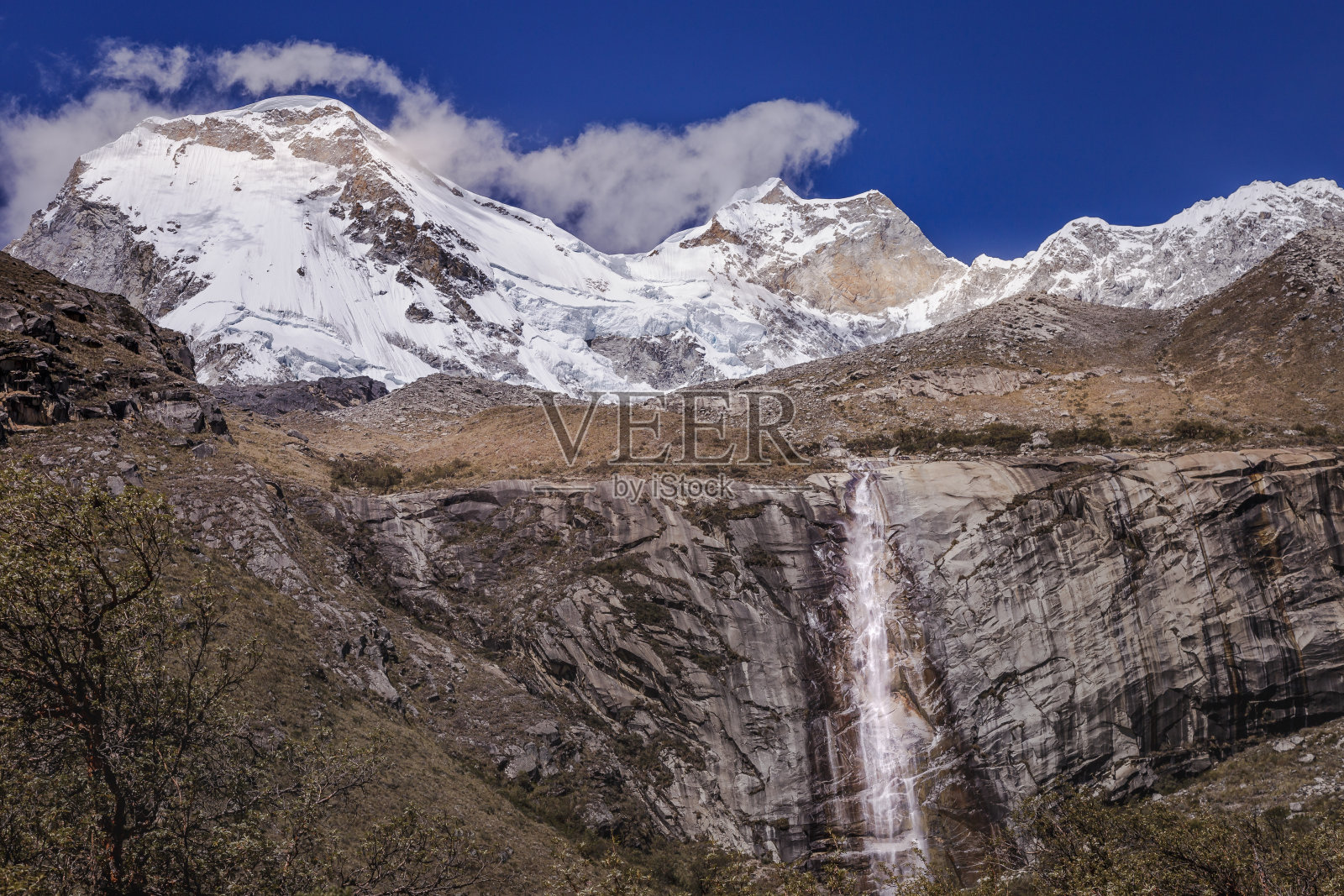 戏剧性的山峰和瀑布-白雪皑皑的布兰卡山脉-安第斯，秘鲁照片摄影图片