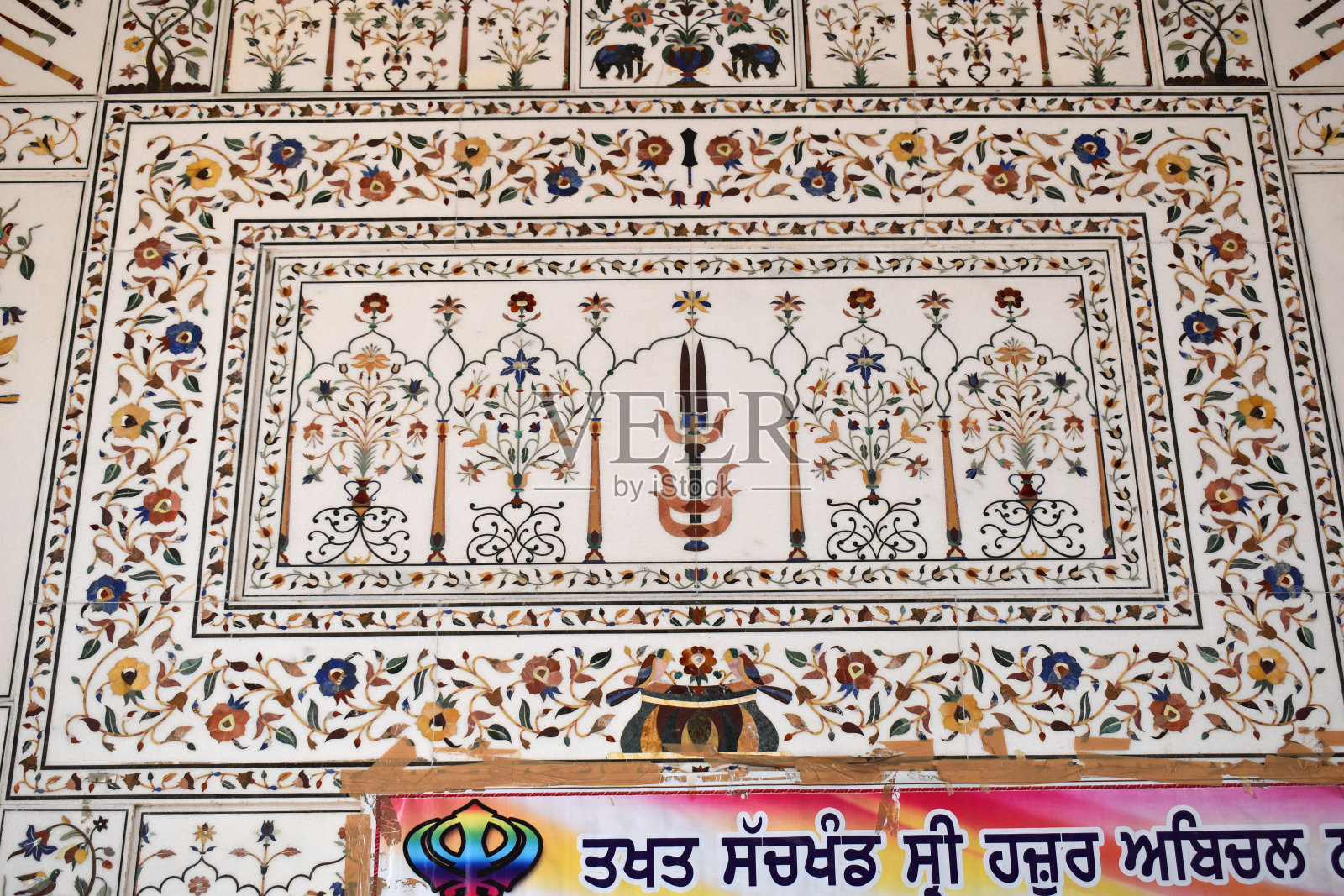 内墙装饰着Takhat Sachkhand Shri Hazur Abchalnagar Sahib正门的花卉图案，nand的主要古鲁瓦拉和锡克教五位最高权威之一。印度马哈拉施特拉邦照片摄影图片