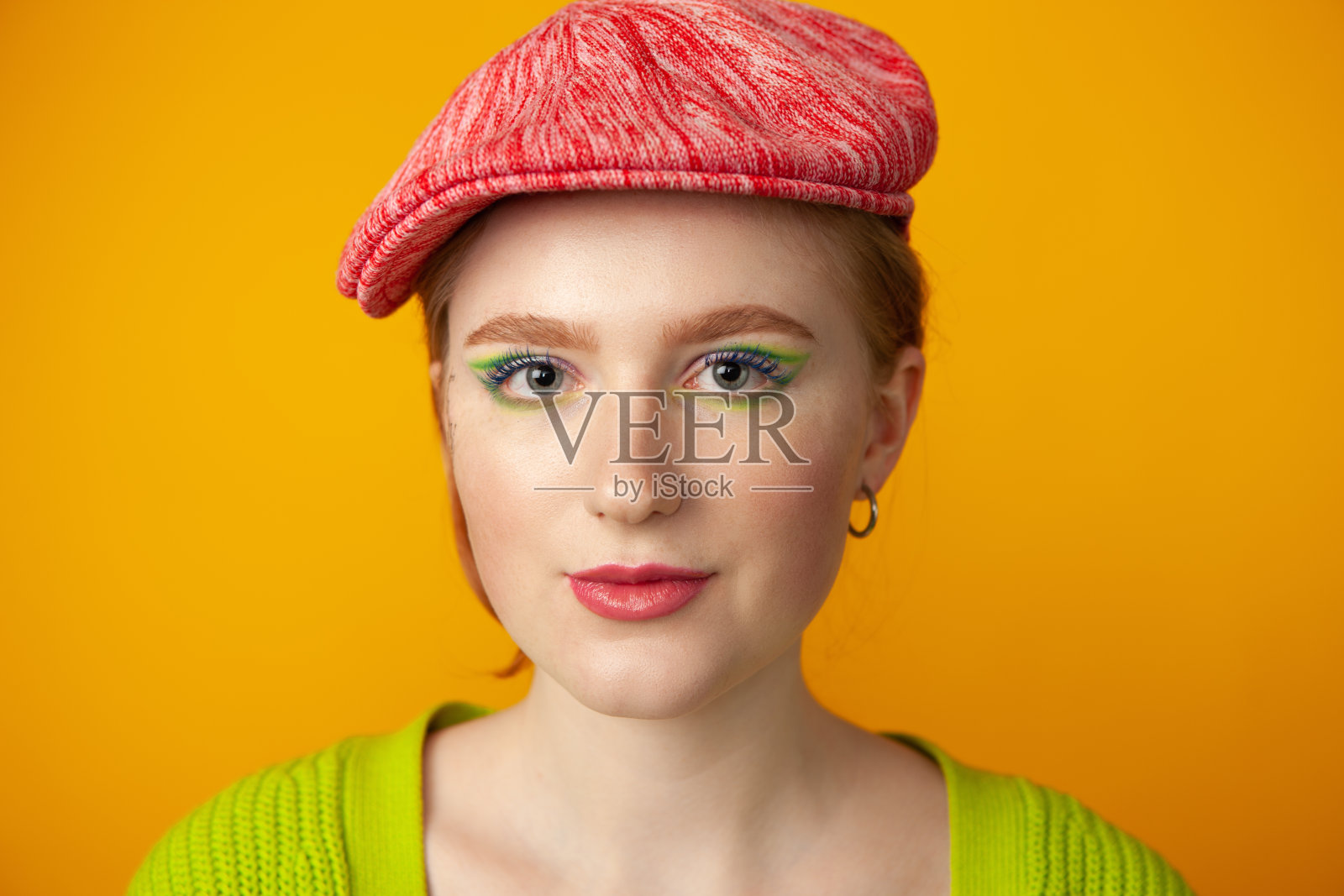 一个19岁红头发女人的工作室肖像照片摄影图片
