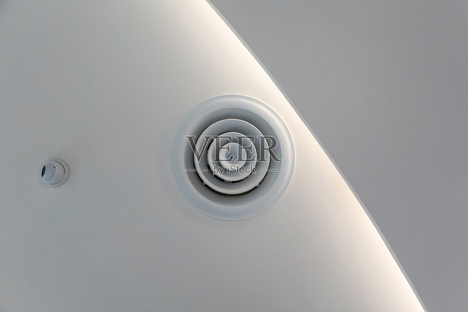 通风柜，摄像头附近白色曲线天花板上的白色圆形金属框架。照片摄影图片