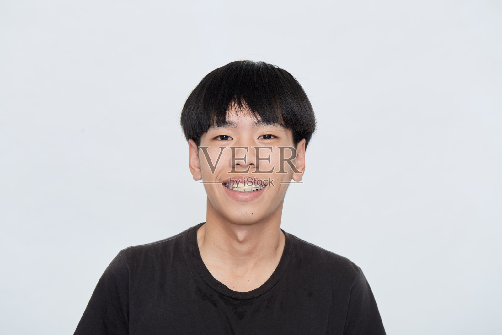 一个自信的亚洲年轻人的肖像照片摄影图片
