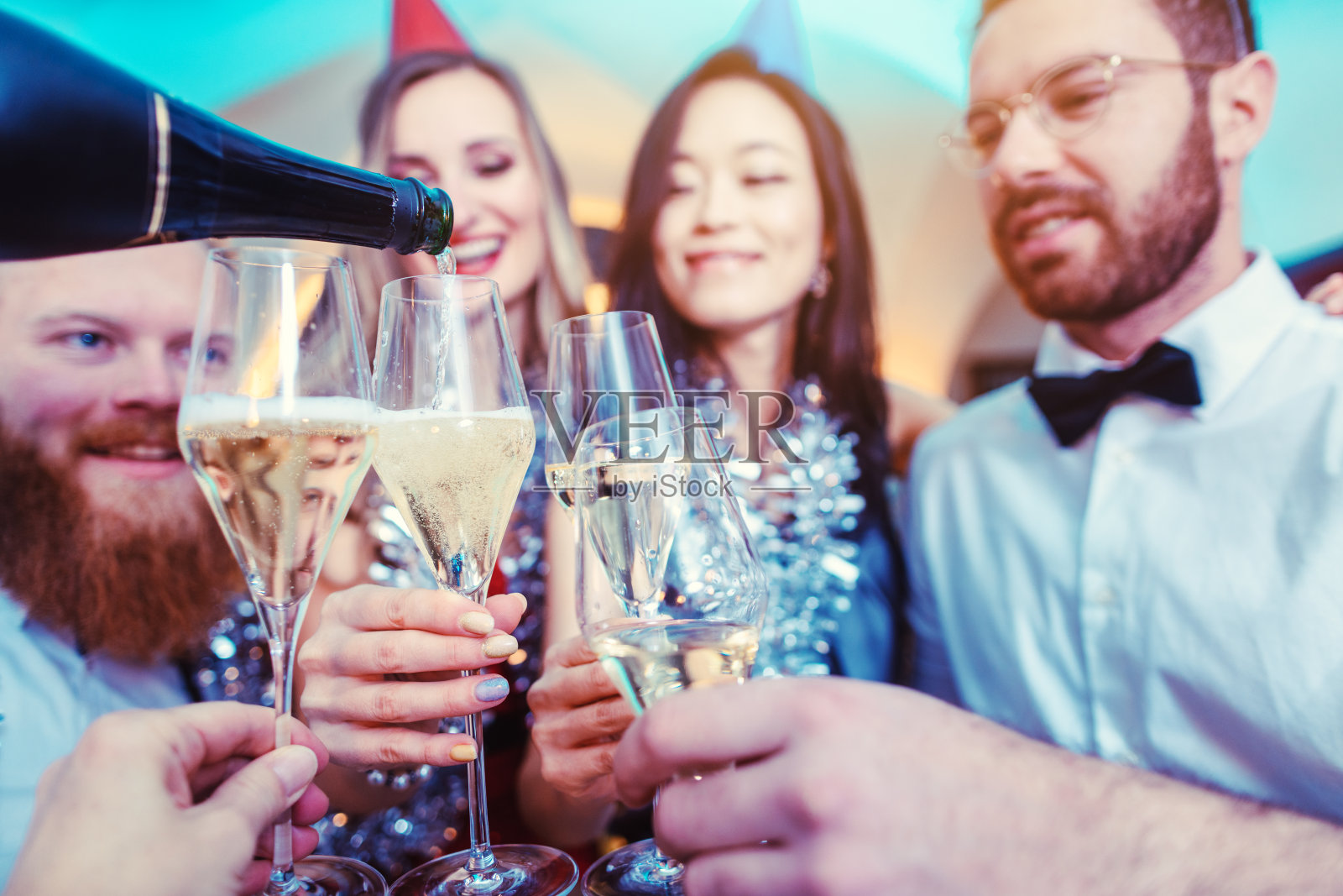 一群朋友在酒吧用香槟祝酒庆祝照片摄影图片