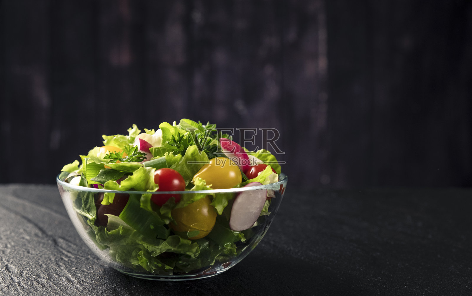 蔬菜沙拉在黑色背景和复制空间照片摄影图片