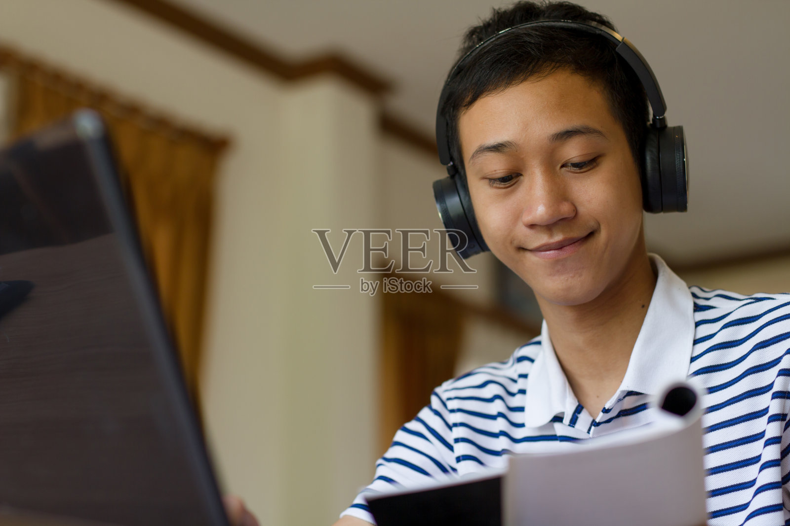 快乐的年轻亚洲人与耳机学习在线课堂与老师从视频通话照片摄影图片