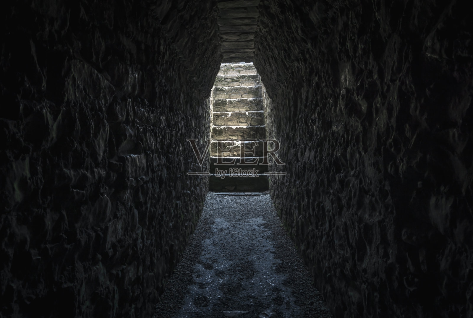 墨西哥恰帕斯帕伦克考古遗址宫殿里的黑暗隧道照片摄影图片