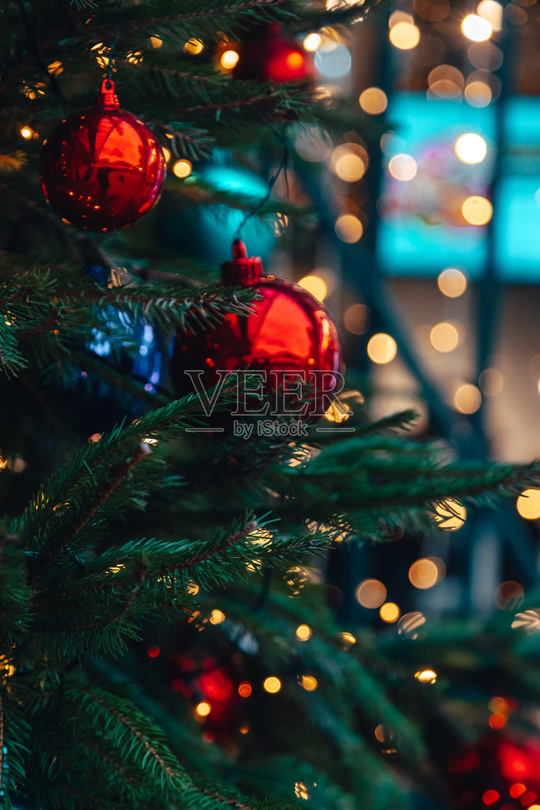 用球装饰圣诞树照片摄影图片