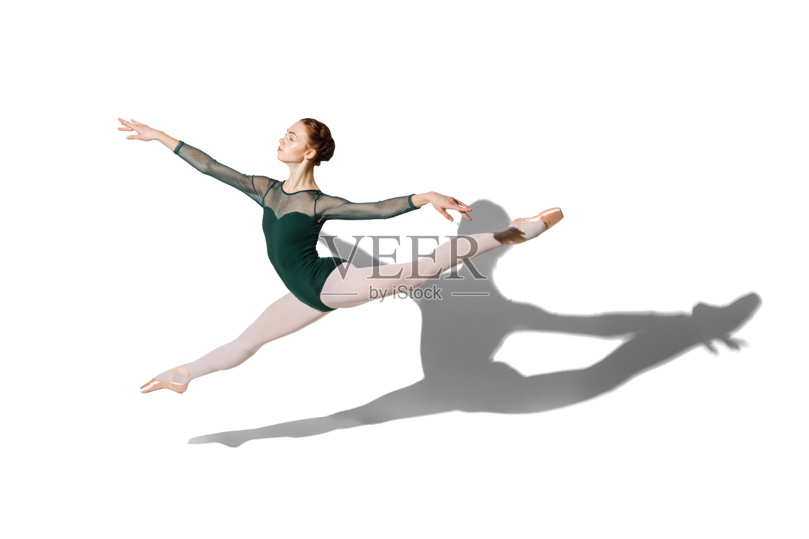 年轻美丽的芭蕾舞女演员在白色的背景和阴影下被孤立。照片摄影图片