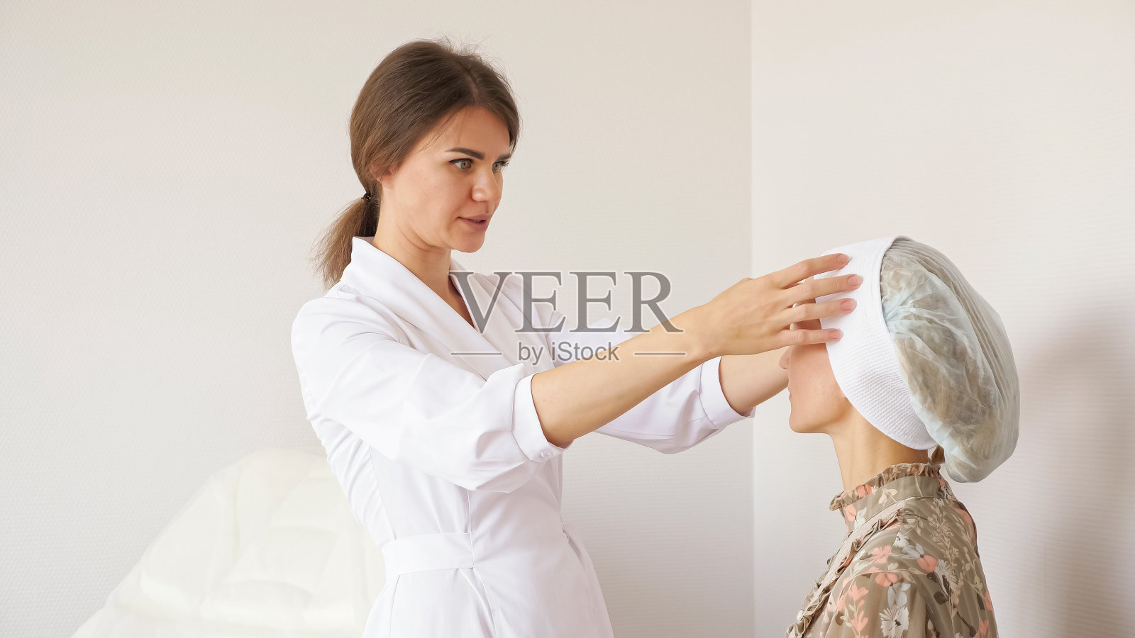 美容师在会诊时向女性解释需要做哪些操作照片摄影图片