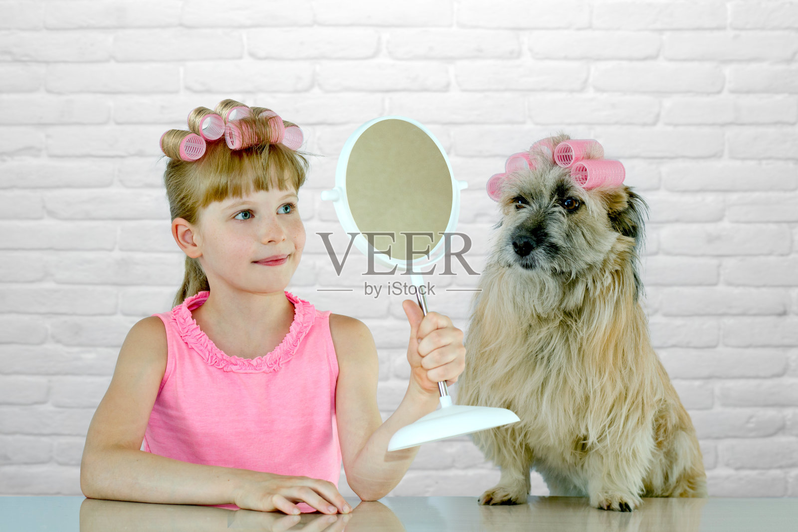 小孩小女孩做卷发器玩狗时尚美的概念摄影照片摄影图片
