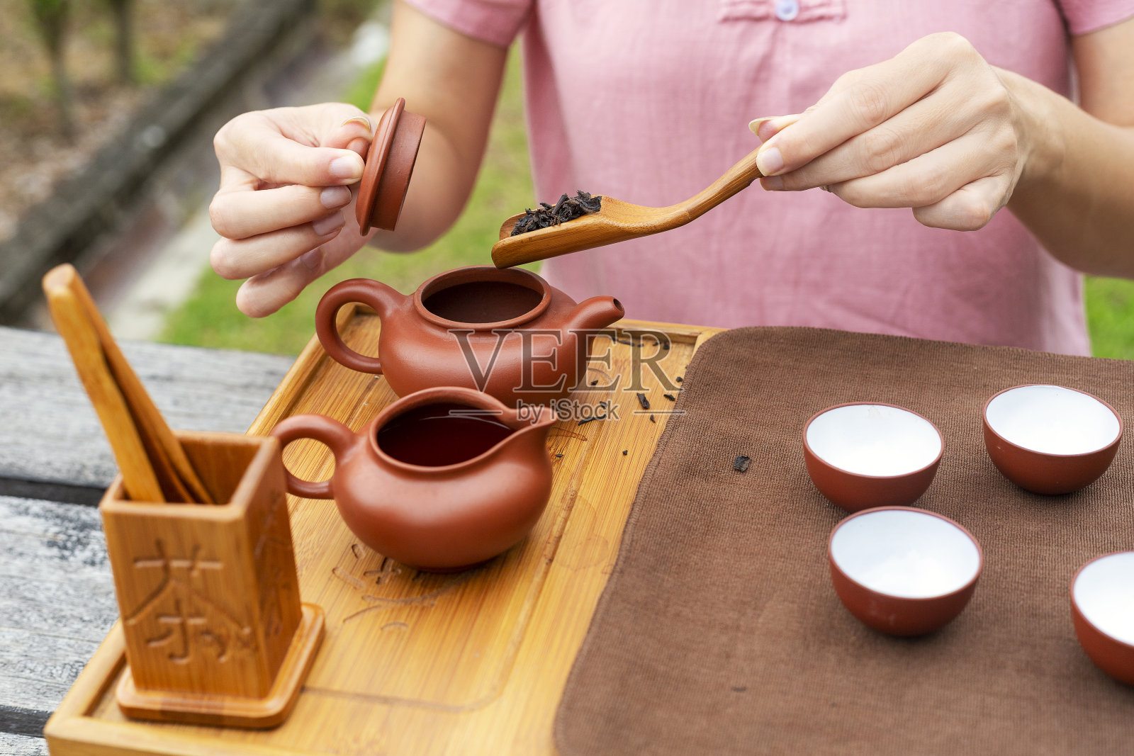 中国茶艺大师正在做一壶新茶照片摄影图片
