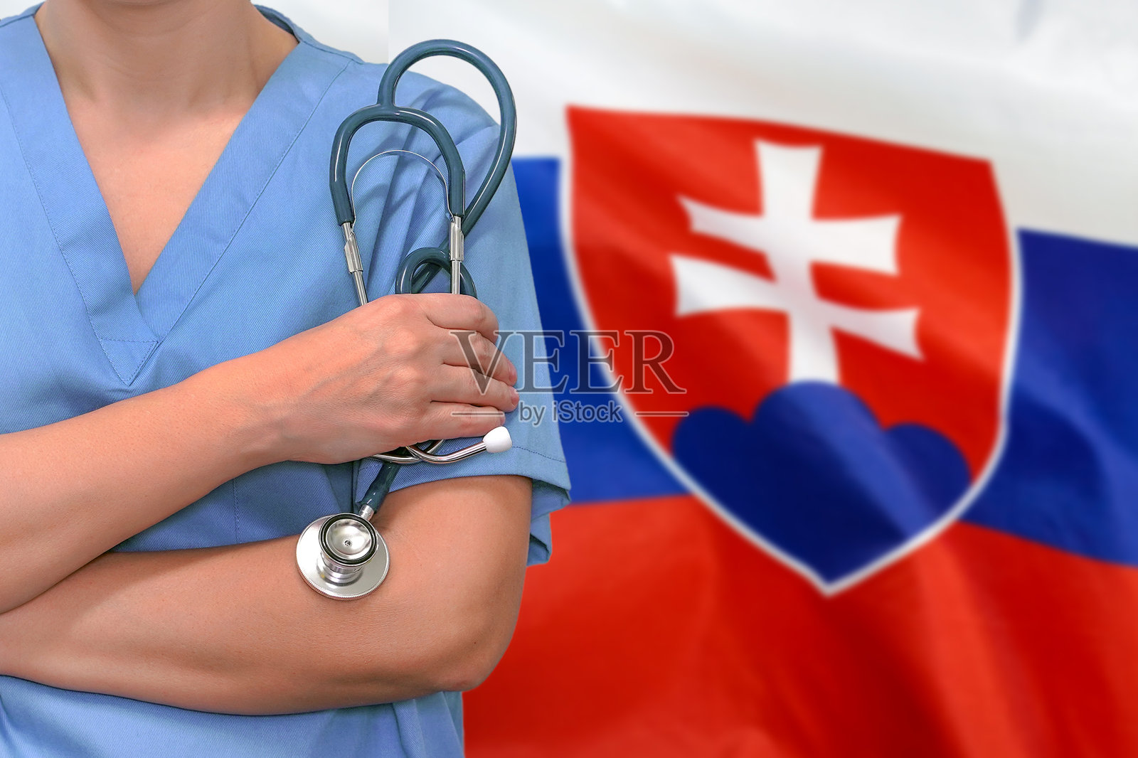 女外科医生或医生在斯洛伐克国旗的背景上佩戴听诊器。斯洛伐克的保健、外科和医疗概念照片摄影图片