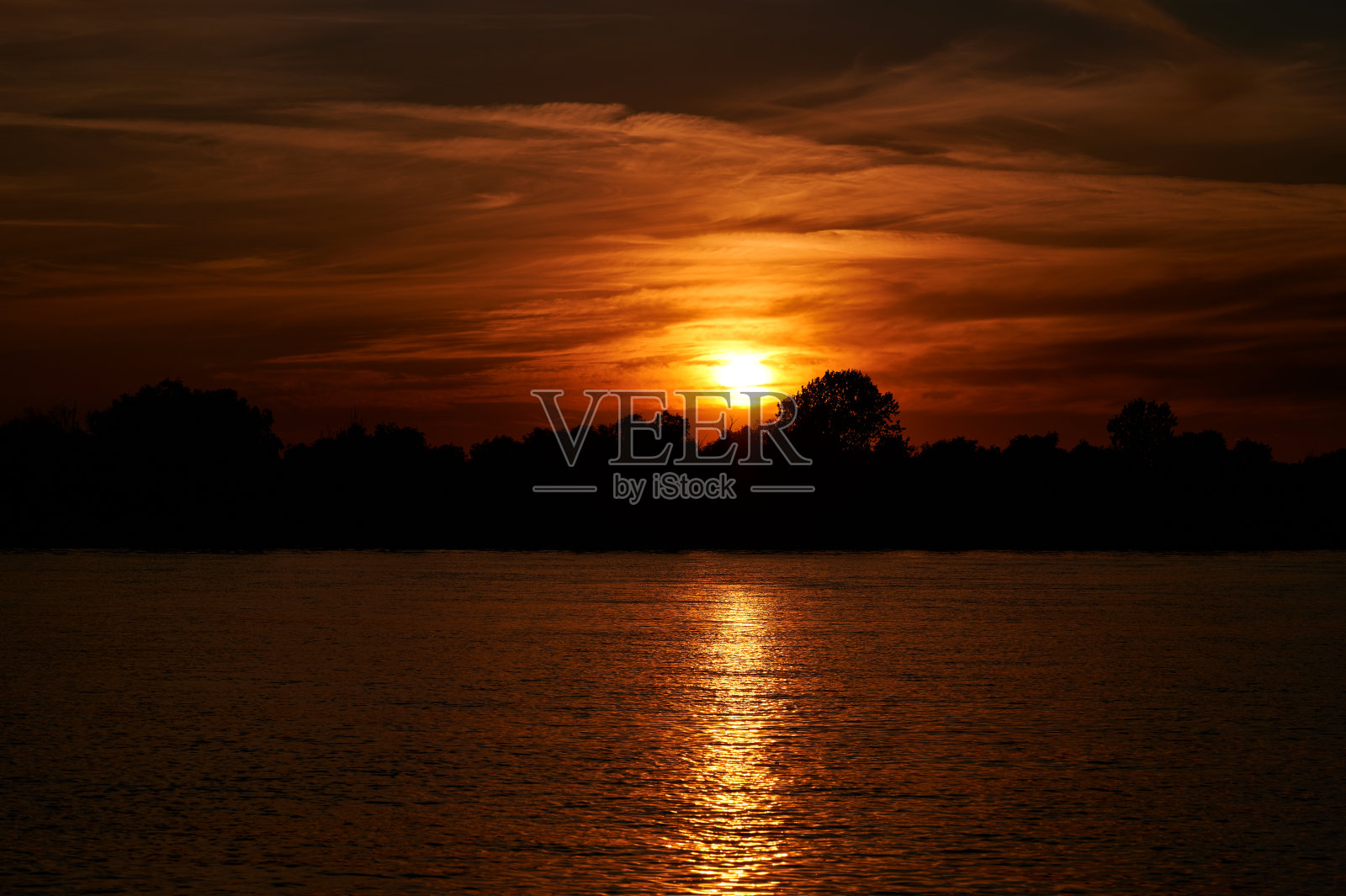 多瑙河日落的水平镜头照片摄影图片