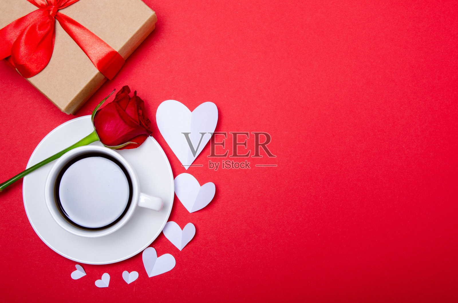 一杯咖啡和硬纸板心与白色礼盒，红玫瑰照片摄影图片