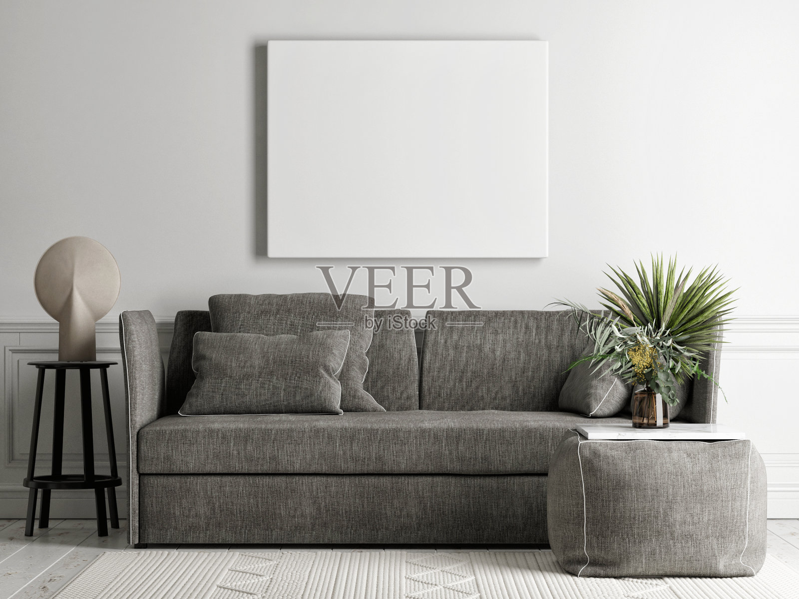 背景墙上贴着海报的客厅，灰色舒适的沙发，斯堪的纳维亚风格的扶手椅。照片摄影图片
