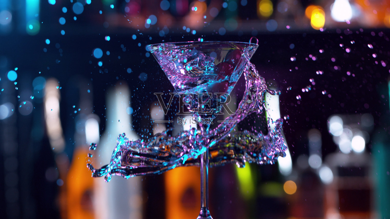 冰冻动作的泼洒马提尼饮料在酒吧照片摄影图片