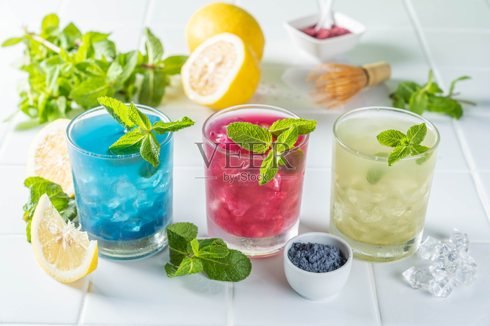 选择抹茶柠檬汁-绿色，蓝色，红色在白色的背景照片摄影图片